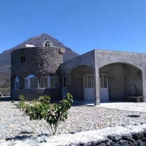 ein großes Steingebäude mit einem Berg im Hintergrund in der Unterkunft casa alcindo in Portela