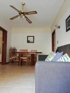 a living room with a couch and a ceiling fan at Departamento Víctoria in Mar del Plata