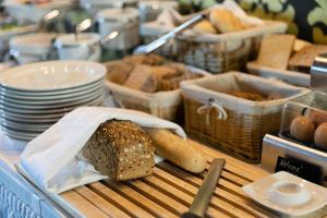 uma mesa coberta com pão e cestos de comida em Pytloun City Boutique Hotel em Liberec