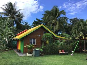 una piccola casa con tetto colorato di Méline a Baie-Mahault