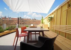 ミラノにあるRoof terrace flatのパティオ(テーブル、椅子、パラソル付)