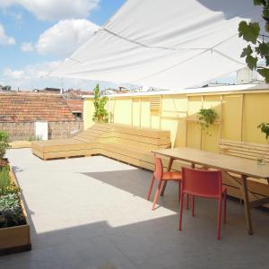 ミラノにあるRoof terrace flatのパティオ(テーブル、椅子、白い傘付)