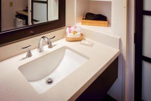Koupelna v ubytování Pines Inn & Suites