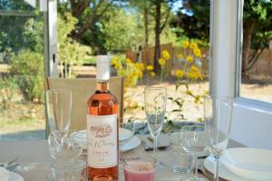 Nápoje v ubytování Le Cottage Bien-Etre Jacuzzi Piscine Chauffée Privée du Tarn entre Toulouse et Albi & Les Cottages du Tarn