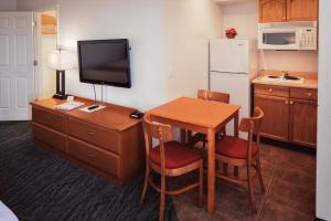 Kuchyň nebo kuchyňský kout v ubytování Pines Inn & Suites