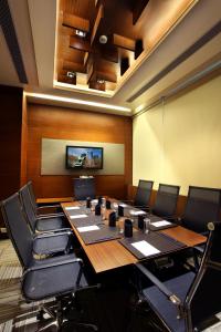 Бізнес-центр і / або конференц-зал в Mahagun Sarovar Portico Suites