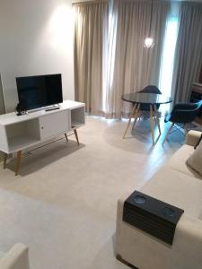 sala de estar con sofá, TV y mesa en Estacofor Santos - Apto 1105 en Santos