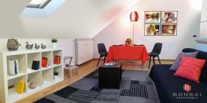 een woonkamer met een rode tafel en een bank bij Bonsai Apartment in Turijn