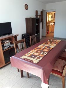 una mesa en una sala de estar con un mantel en Departamento Avda Belgrano Sur 367 con Cochera Privada en Santa Rosa