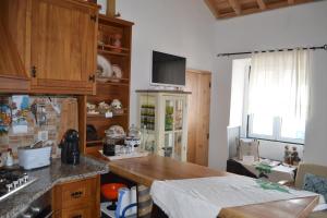 a kitchen with wooden cabinets and a counter top at Casinha de Muda da Feteira in Angra do Heroísmo