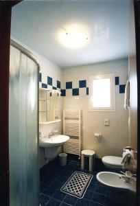 een badkamer met 2 wastafels en 2 toiletten bij Ilios Residence in Lido di Jesolo