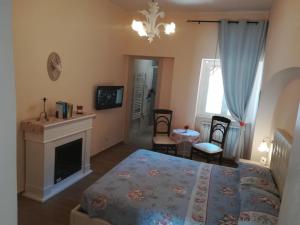um quarto com uma cama e uma lareira em Affittacamere Silvagni em Caserta