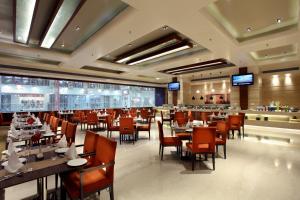 Restaurace v ubytování Mahagun Sarovar Portico Suites