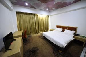 a bedroom with a bed and a tv in it at Melian Hotel in An Najaf