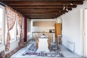 A cozinha ou cozinha compacta de Urban Downtown Loft
