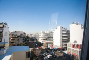 desde una ventana de una ciudad con edificios en Urban Downtown Loft, en Atenas