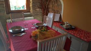 einen Tisch mit einem rosa Tischtuch drauf in der Unterkunft Casa Cesira in Tarzo