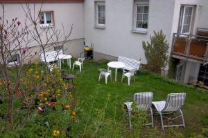 een groep stoelen en een tafel in een tuin bij Ferienwohnungen Bochmann in Schneeberg