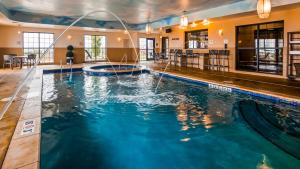 Majoituspaikassa Best Western Plus Emerald Inn & Suites tai sen lähellä sijaitseva uima-allas