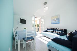 sala de estar con cama, mesa y sofá en Apartments Summertime, en Srima