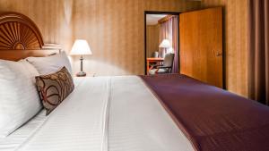 Postel nebo postele na pokoji v ubytování Best Western Pendleton Inn