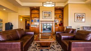 uma sala de estar com sofás de couro e uma mesa de centro em Best Western Pendleton Inn em Pendleton