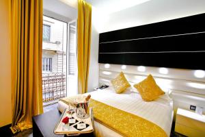 ein Hotelzimmer mit einem Bett und einem Fenster in der Unterkunft Style Hotel in Mailand