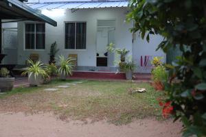 dom z roślinami przed nim w obiekcie Araliya White House w Negombo