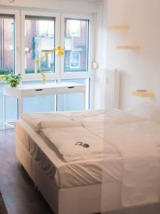 アーヘンにあるRelax Aachener Boardinghouse Phase 3のベッドルーム1室(ベッド1台、デスク、窓付)
