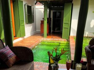 The swimming pool at or close to Maison Houng Chanh - Luang prabang