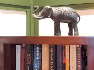 eine Statue eines Elefanten auf den Büchern in der Unterkunft Maison Houng Chanh - Luang prabang in Luang Prabang
