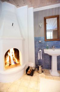 baño con chimenea y lavamanos en Thorskogs Slott en Västerlanda