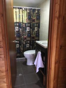 A bathroom at Hermosa Cabaña en La Cocha-Finca INDIANA