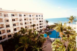 Luftblick auf ein Hotel und das Meer in der Unterkunft Maz4you Beachfront Condo in Mazatlán