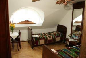 Cama o camas de una habitación en Dworek Łukowiska