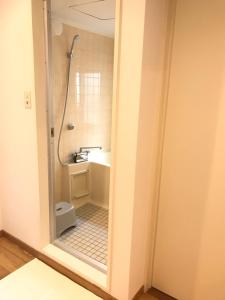 福山Motomachi Flat的带淋浴和水槽的浴室