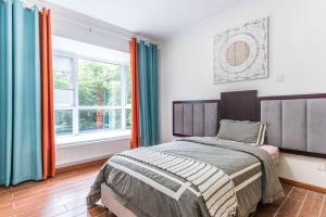 a bedroom with a bed and two windows at Chengdu Qingyang·Kuanzhai Alley· Locals Apartment 00170590 in Chengdu