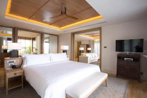 เตียงในห้องที่ Trisara Villas & Residences Phuket