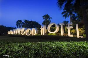 un segno per l'insegna di Hollywood di notte di Disney's Hollywood Hotel a Hong Kong