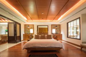 เตียงในห้องที่ Trisara Villas & Residences Phuket