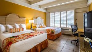 Кровать или кровати в номере Best Western Plus Yacht Harbor Inn