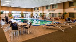 Bazén v ubytování Rock Island Inn & Suites Marshalltown nebo v jeho okolí