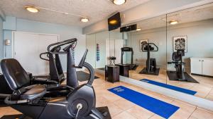 Фитнес-центр и/или тренажеры в Best Western Plus Yacht Harbor Inn