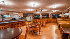 En restaurant eller et andet spisested på Deadwood Miners Hotel & Restaurant