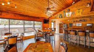 מסעדה או מקום אחר לאכול בו ב-Best Western Black Hills Lodge