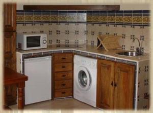 Una cocina o kitchenette en Apartamentos Los Hebiles