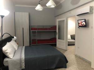 Un ou plusieurs lits superposés dans un hébergement de l'établissement Ottieri Apartment Napoli Room&Kitchen with Panoramic View