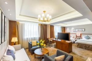 TV a/nebo společenská místnost v ubytování Wan Yue Grand Skylight Hotel