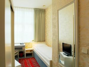 TV a/nebo společenská místnost v ubytování Hotel Bellmoor im Dammtorpalais