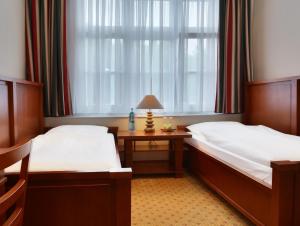 Postel nebo postele na pokoji v ubytování Hotel Bellmoor im Dammtorpalais + 36 fotografií